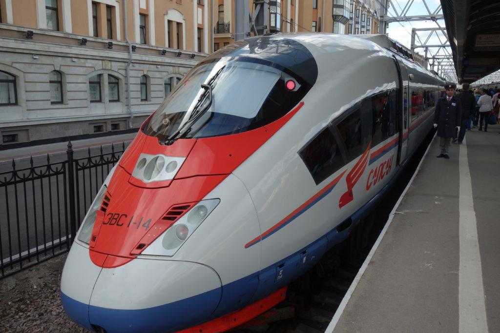 Что выбрать при путешествии между Москвой и Петербургом: самолет или поезд?